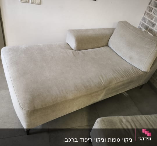 ספת שזלונג מרופדת בד בהיר ונקייה בסלון הבית